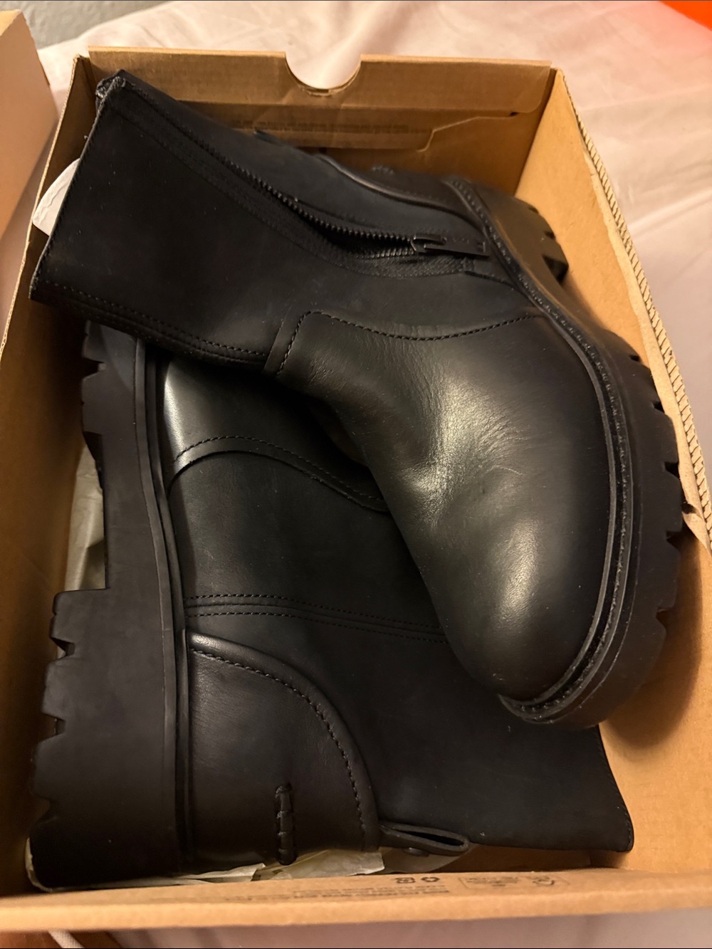 Ugg - Picture 6 of 7